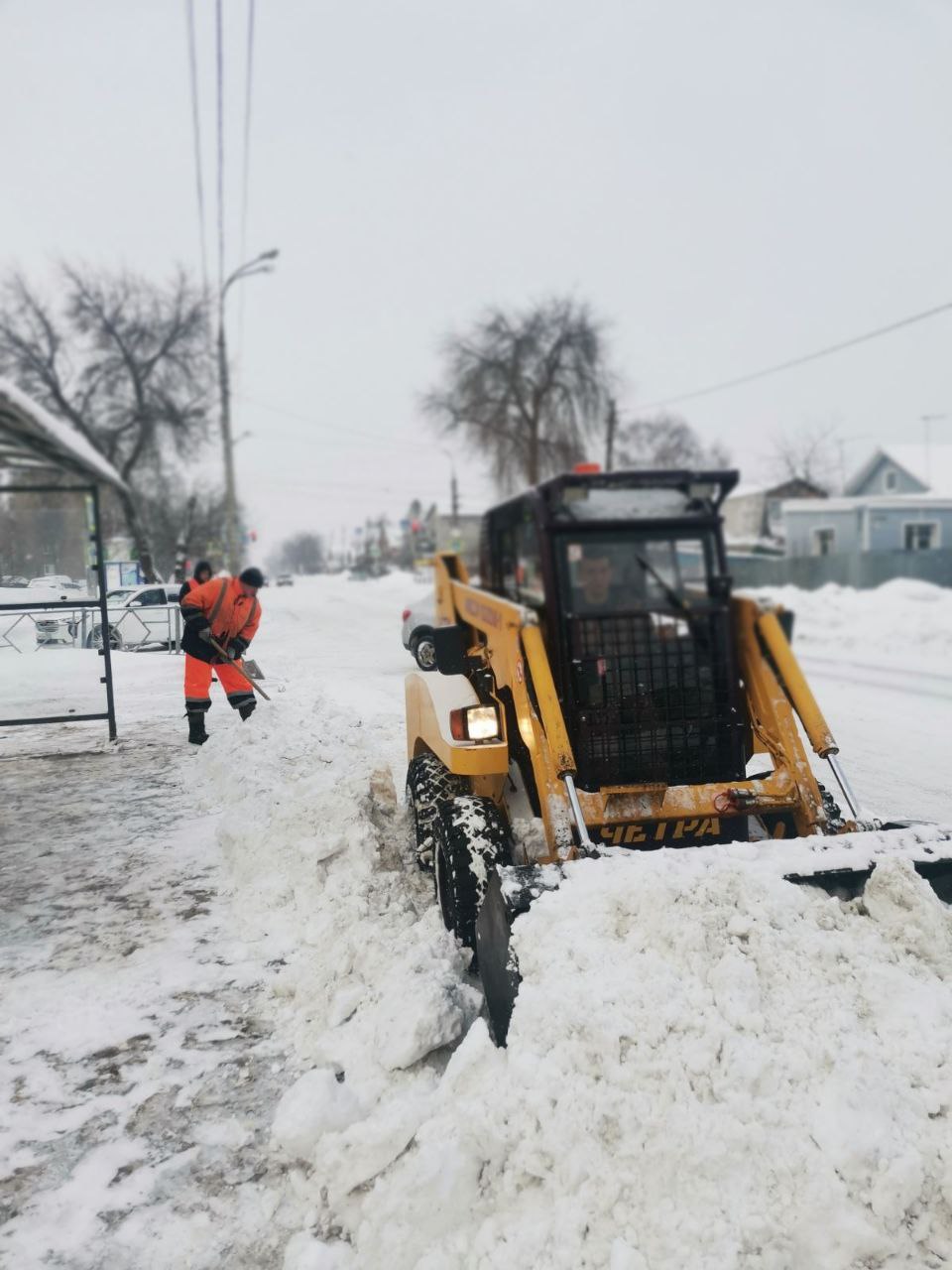 В Советском районе продолжаются работы по содержанию территорий в зимний период Очистка остановок общественного транспорта по...