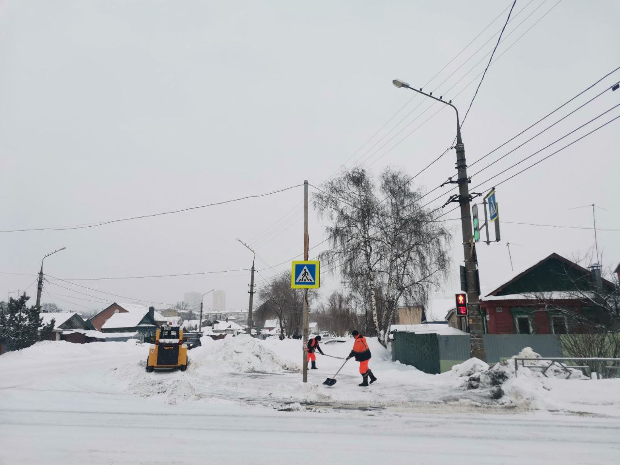 В Советском районе продолжаются работы по содержанию территорий в зимний период Очистка остановок общественного транспорта по...