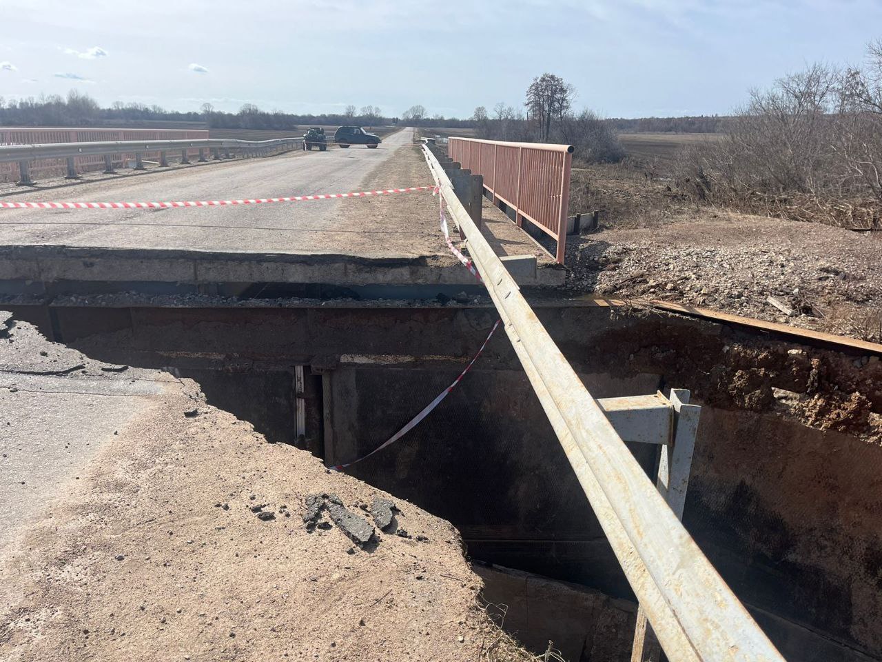 Паводок в этом году преподнес много неприятностей дорожным службам. В Кармаскалинском районе паводковыми водами размыло подъе...