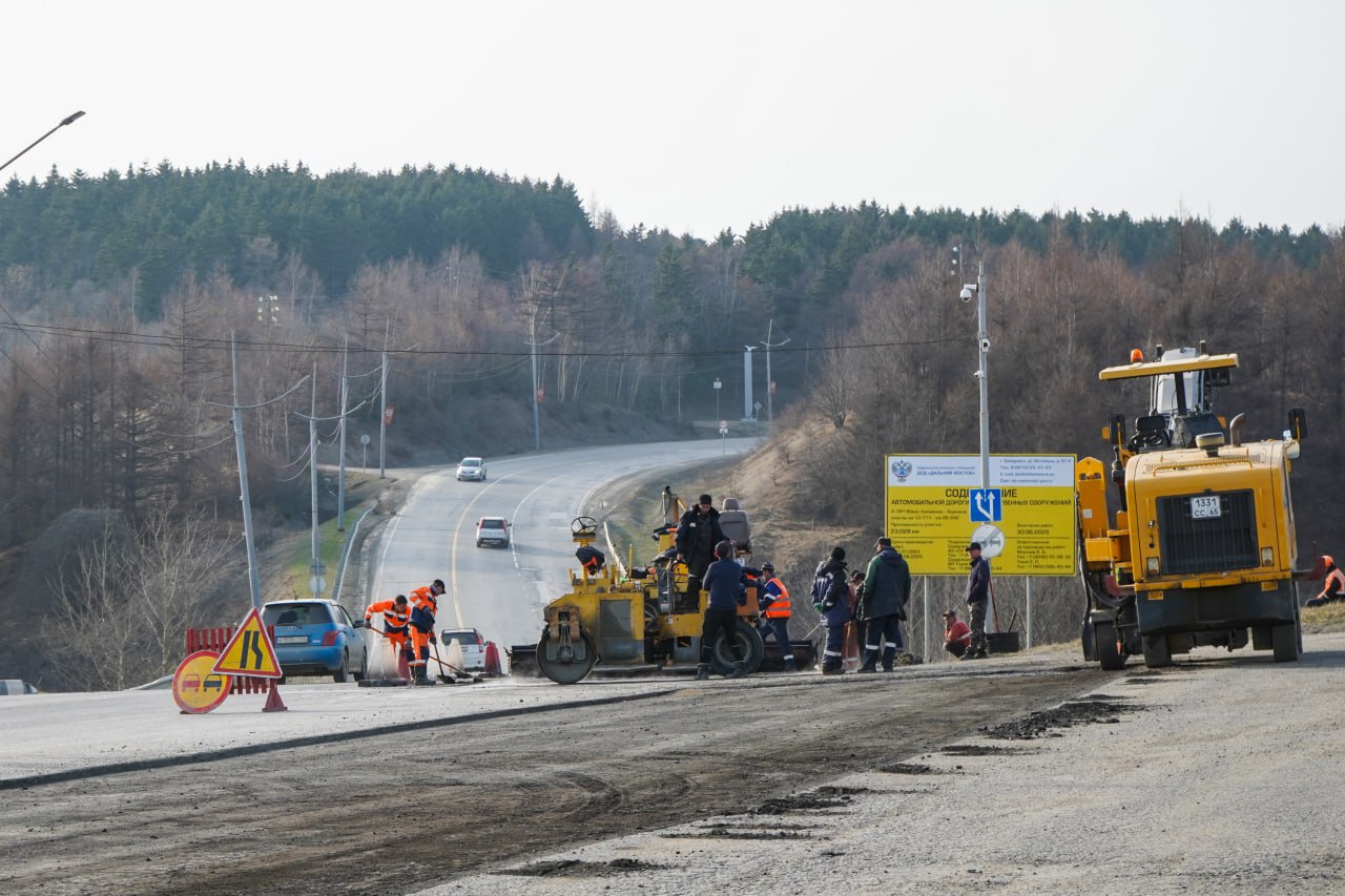 В Корсакове приступили к текущему ремонту асфальтового покрытияПервым под восстановление попал участок по ул. Южно-Сахалинско...