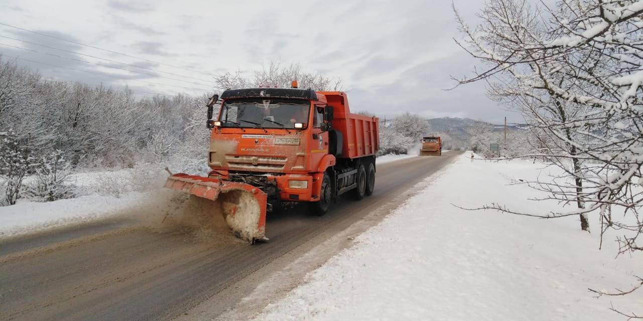 В связи с ухудшениями погодных условий дорожные службы начали свою работуНа данный момент в разных районах Севастополя дежури...