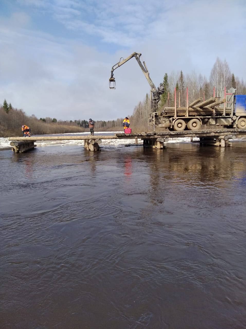 В Кировской области продолжается демонтаж низководных мостов15 апреля силами АО "Вятавтодор" в Нагорском районе продолжается...