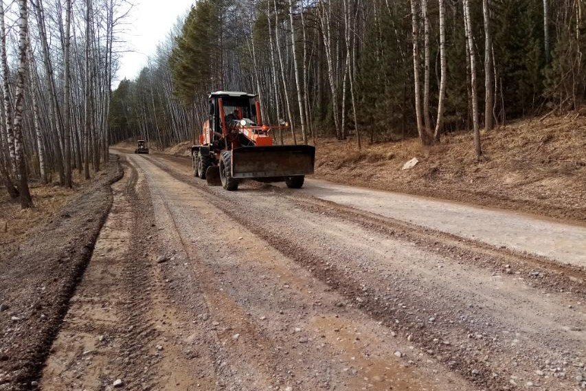 В Жигаловском районе начали дорожные работыНа гравийной дороге из Качуга в Жигалово при оттаивании грунтов идёт образование п...