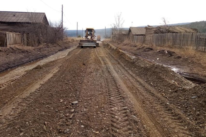 В Жигаловском районе начали дорожные работыНа гравийной дороге из Качуга в Жигалово при оттаивании грунтов идёт образование п...