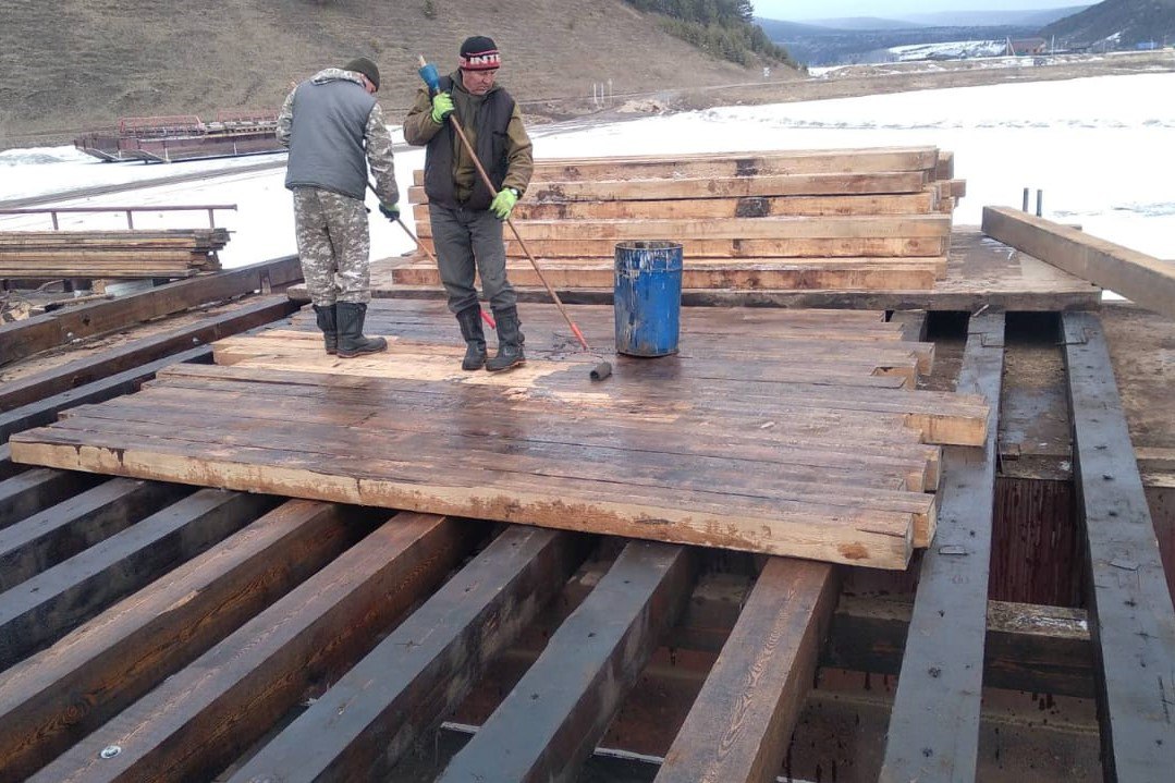 В Жигаловском районе начали дорожные работыНа гравийной дороге из Качуга в Жигалово при оттаивании грунтов идёт образование п...