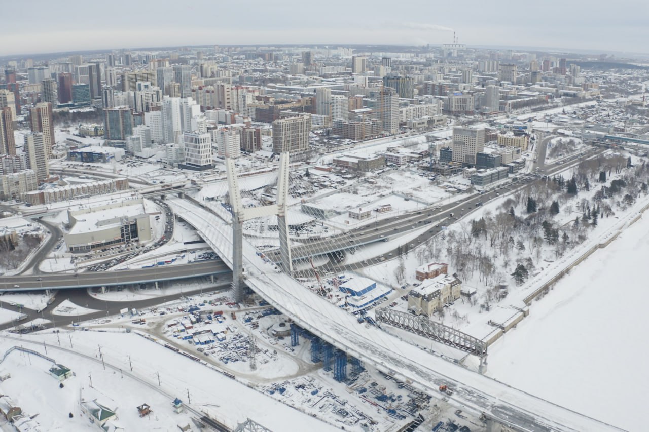 Завершён демонтаж башенных кранов у пилона нового моста в НовосибирскеГруппа «ВИС» завершила демонтаж двух башенных кранов, к...