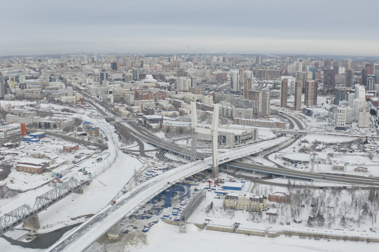 Завершён демонтаж башенных кранов у пилона нового моста в НовосибирскеГруппа «ВИС» завершила демонтаж двух башенных кранов, к...