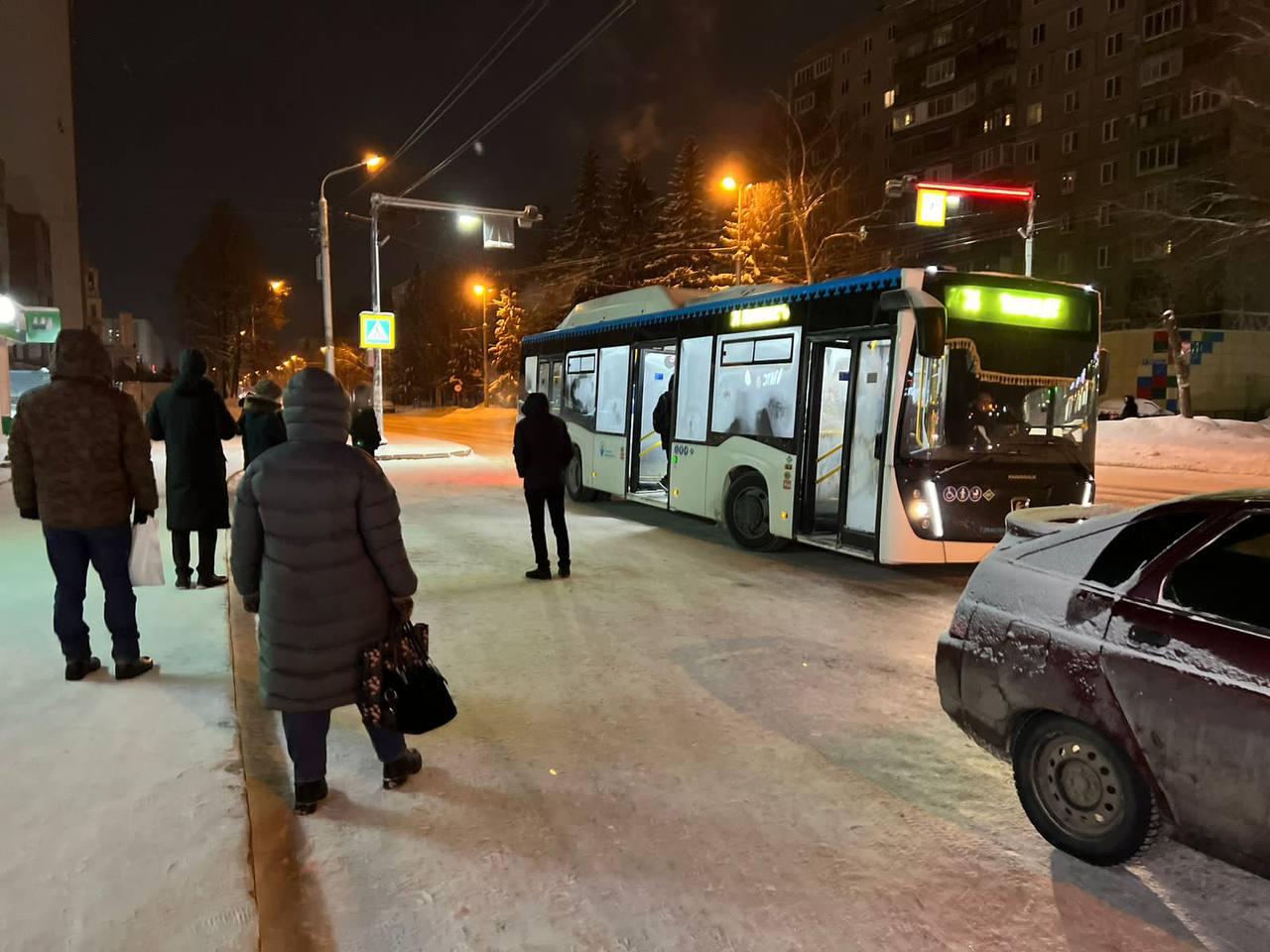 На Восточном выезде в Уфе включили фонари. Общая протяжённость освещенного участка – 14 км.Работы велись по нацпроекту «Безоп...