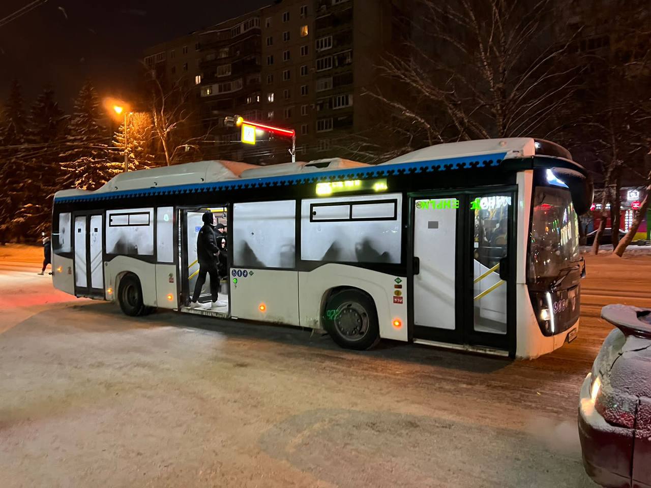 На Восточном выезде в Уфе включили фонари. Общая протяжённость освещенного участка – 14 км.Работы велись по нацпроекту «Безоп...