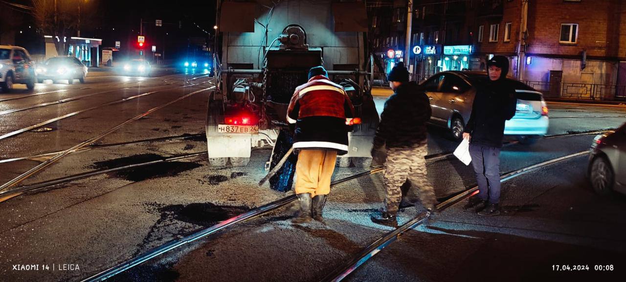 Продолжаем латать ямы. Несмотря на ночные заморозки, делать это позволяет метод литого асфальта.Дорожные службы устранили опа...