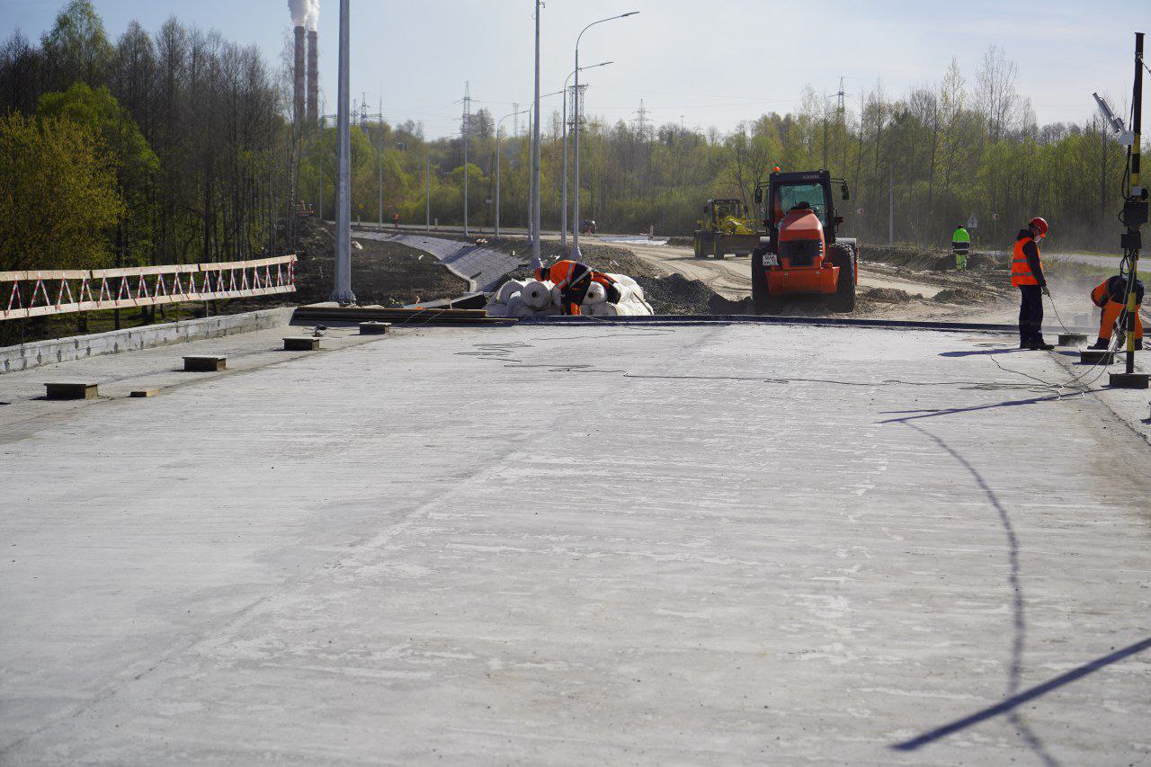 Завершаются работы по строительству моста через реку Болву в Фокино — важнейшего дорожного объекта для жителей города. Это ед...