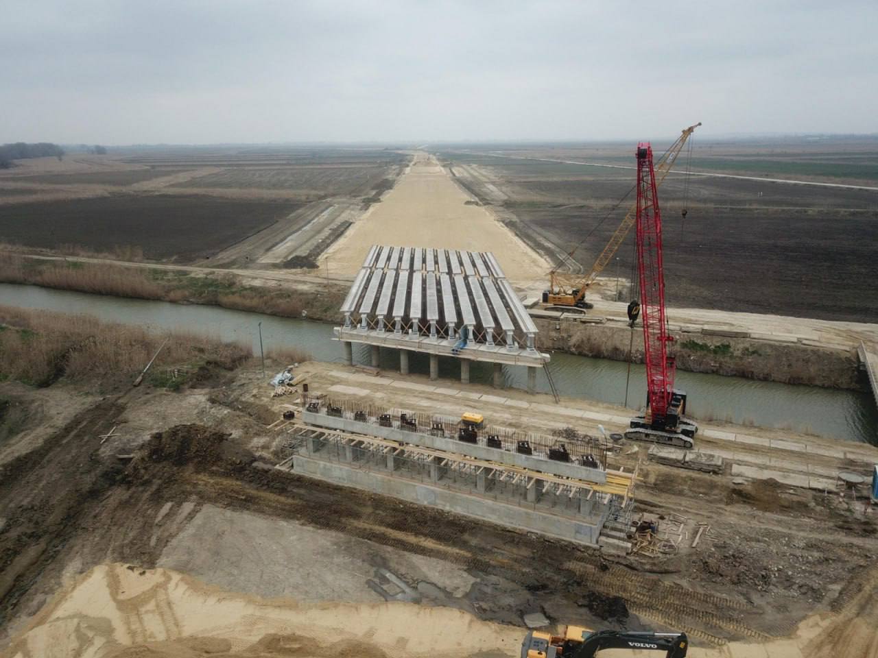 Завораживающая каждого краснодарского водителя картина Дорожники показали, как строится новая трасса в Крым в Краснодарском к...