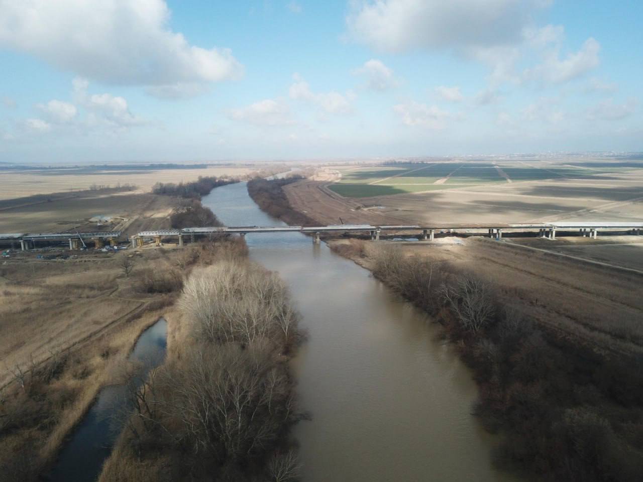 Завораживающая каждого краснодарского водителя картина Дорожники показали, как строится новая трасса в Крым в Краснодарском к...