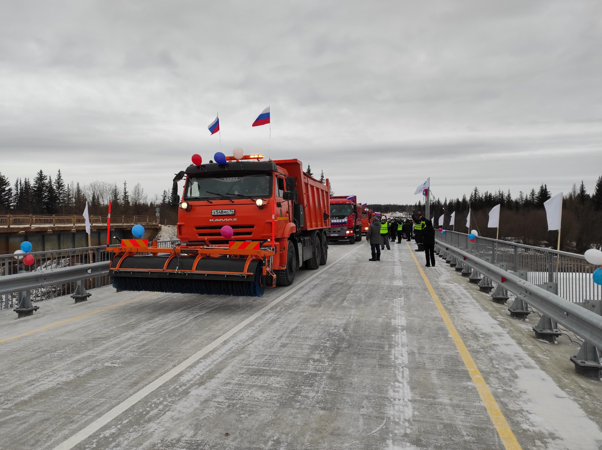 На ледовой переправе Хатассы - Павловск досрочно повышена грузоподъемность до 40 тоннПо приказу Управления автомобильных доро...