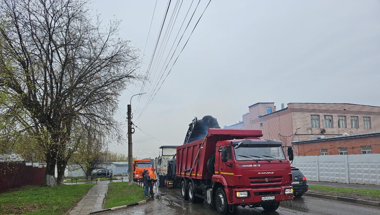 В городском округе Люберцы продолжается ремонт дорог. Дорожные службы приступили к фрезерованию старого покрытия на улице Хле...