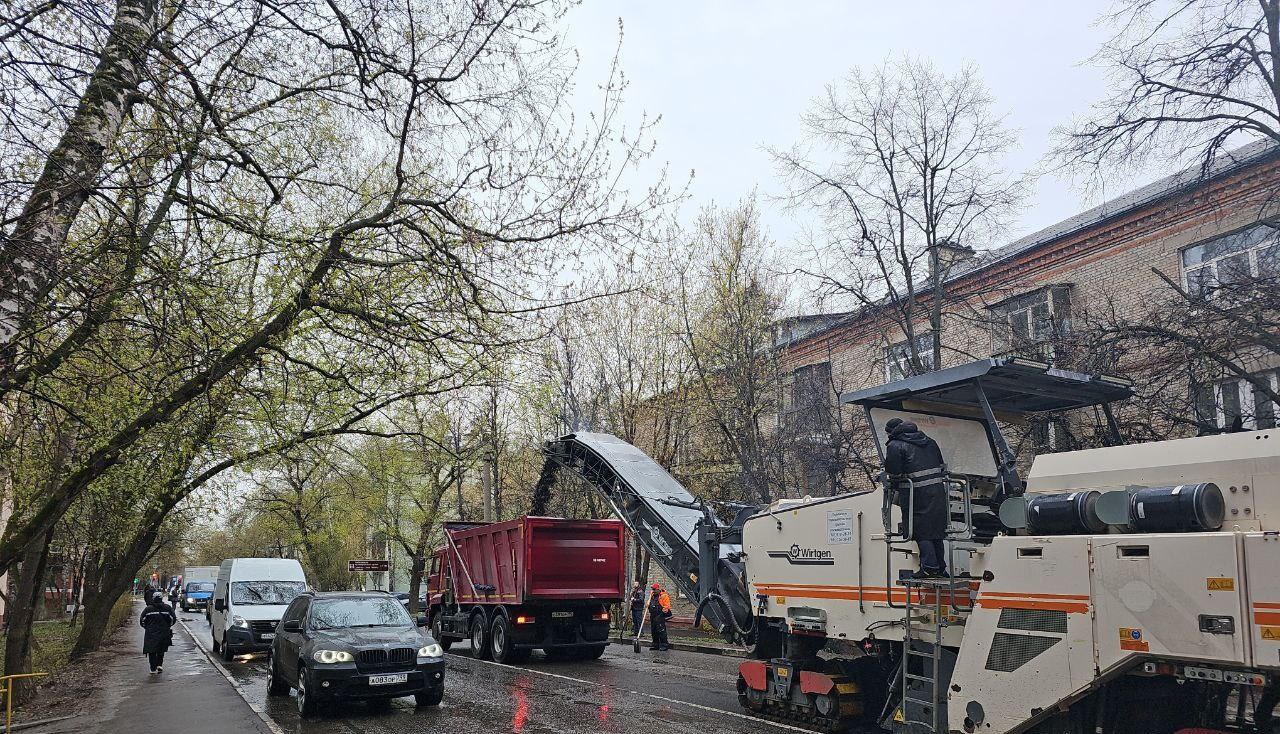 В городском округе Люберцы продолжается ремонт дорог. Дорожные службы приступили к фрезерованию старого покрытия на улице Хле...