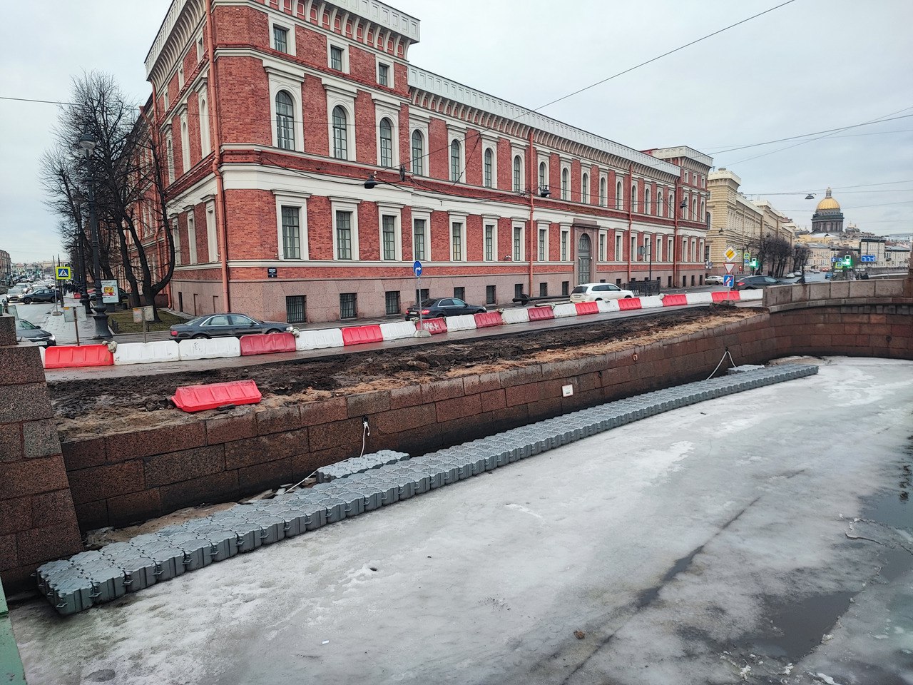 На правом берегу набережной реки Мойки от Поцелуева до Краснофлотского моста начался капитальный ремонт, который продлится до...