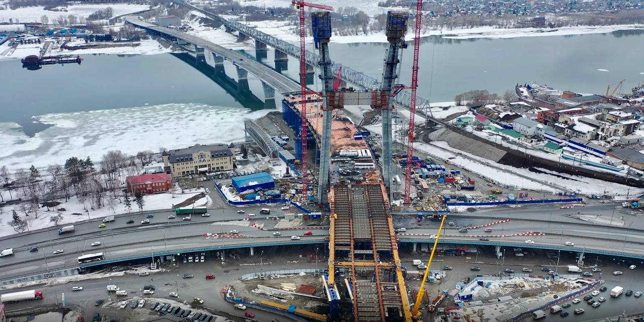 Пилон моста через реку Обь в Новосибирске