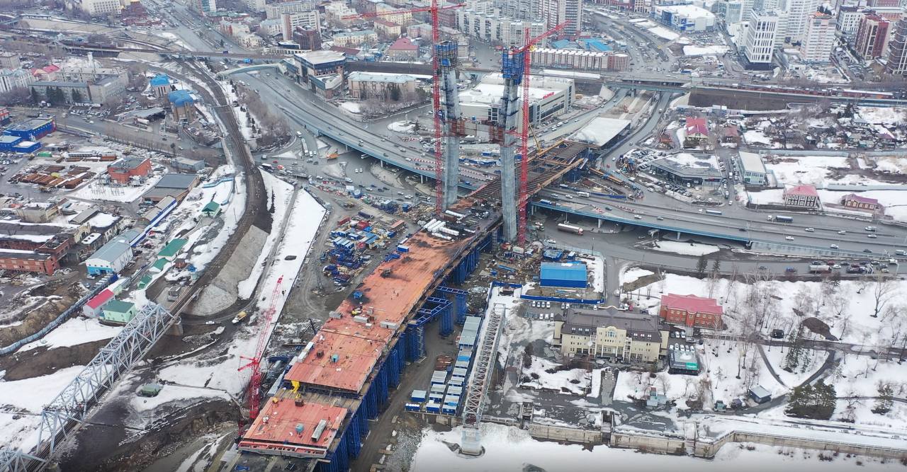 Пилон моста через реку Обь в Новосибирске