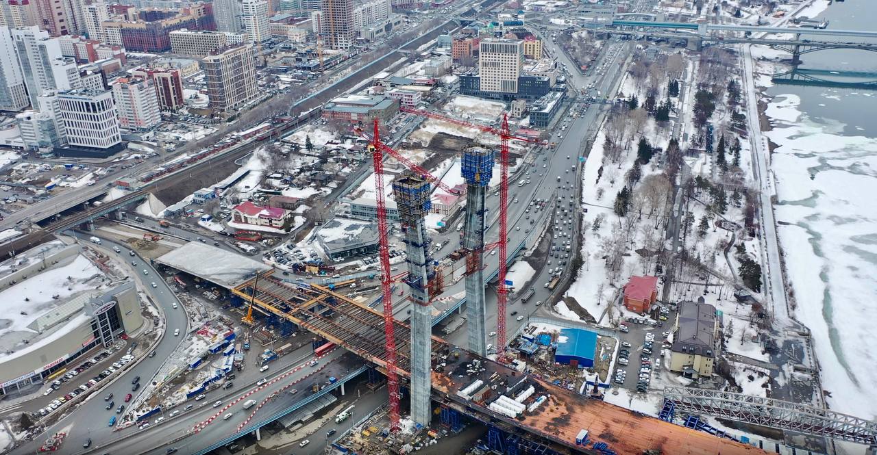 Пилон моста через реку Обь в Новосибирске