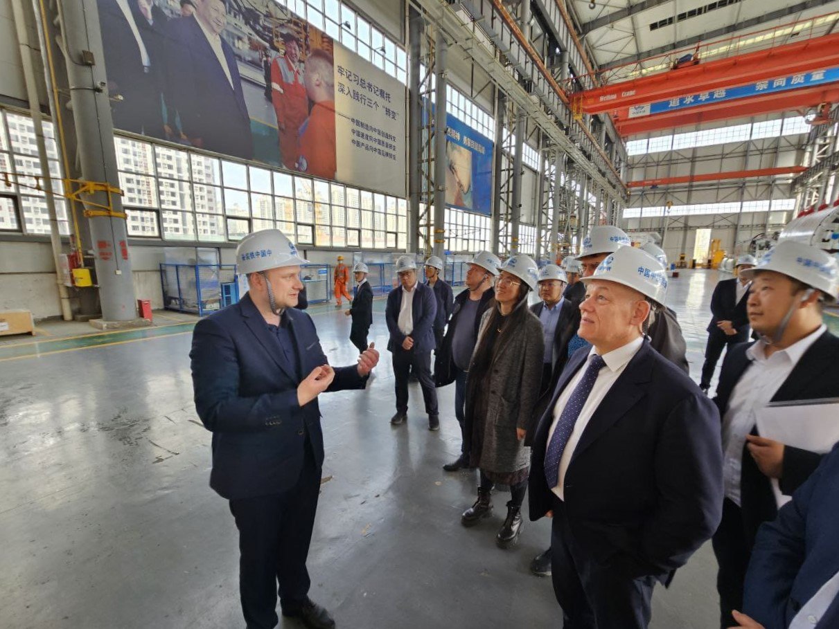 Делегация Госкомпании «Автодор» во главе с председателем правления Вячеславом Петушенко провела переговоры с руководством кит...
