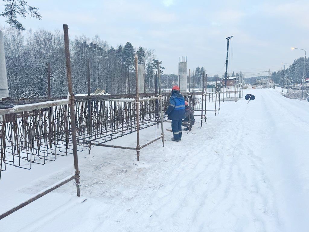 В рамках строительства путепровода в подмосковной Аникеевке со стороны Новорижского шоссе приступили к устройству свайного фу...