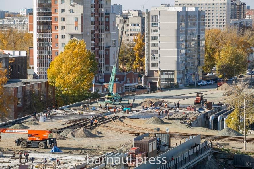 В администрации города обсудили завершение реконструкции моста на проспекте ЛенинаСовещание провел глава Барнаула Вячеслав Фр...