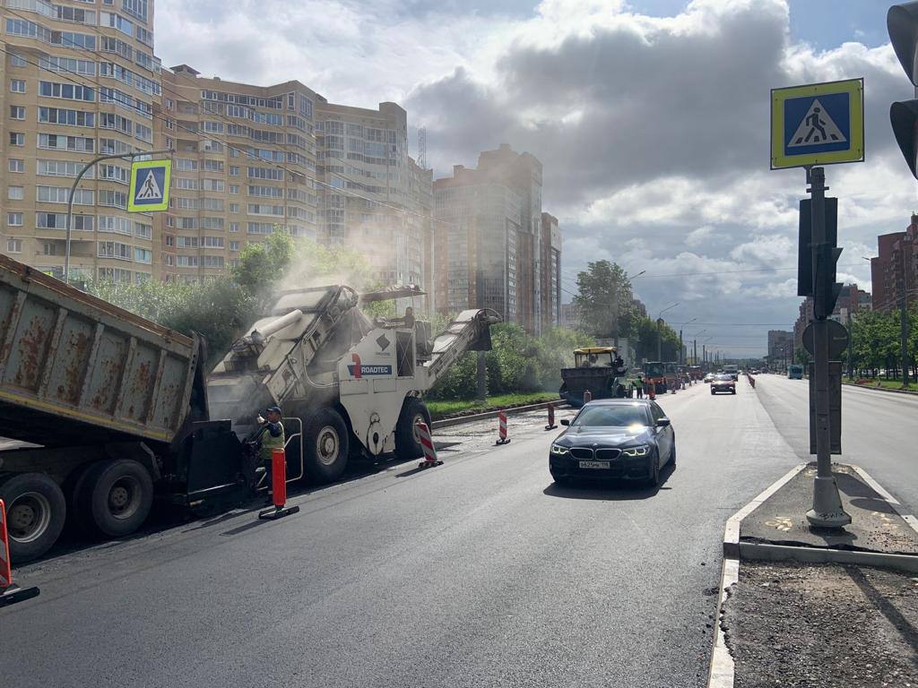 Продолжается ремонт трёхкилометрового участка Ленинского проспекта от пр. Маршала Жукова до пр. Героев. Это одна из крупнейши...