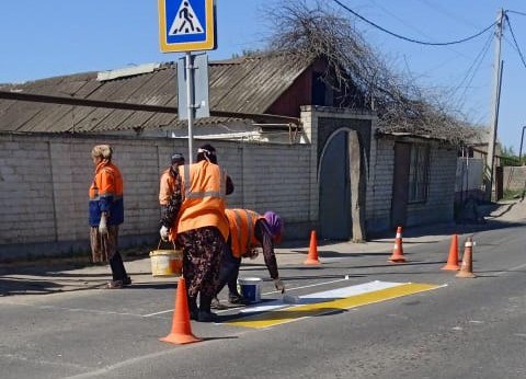 В преддверии майских праздников специалисты филиалов АО «РСУ» обновляют дорожную разметку и пешеходные переходы.С утра на авт...