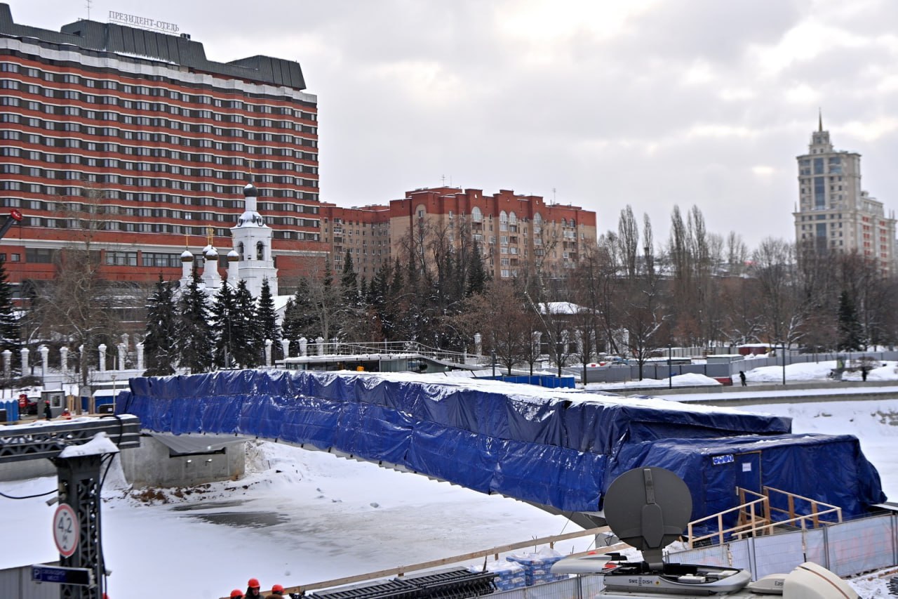 Показываем, как строят пешеходный мост через Водоотводный канал Москвы-реки. Сооружение свяжет остров Балчуг с Крымской и Яки...