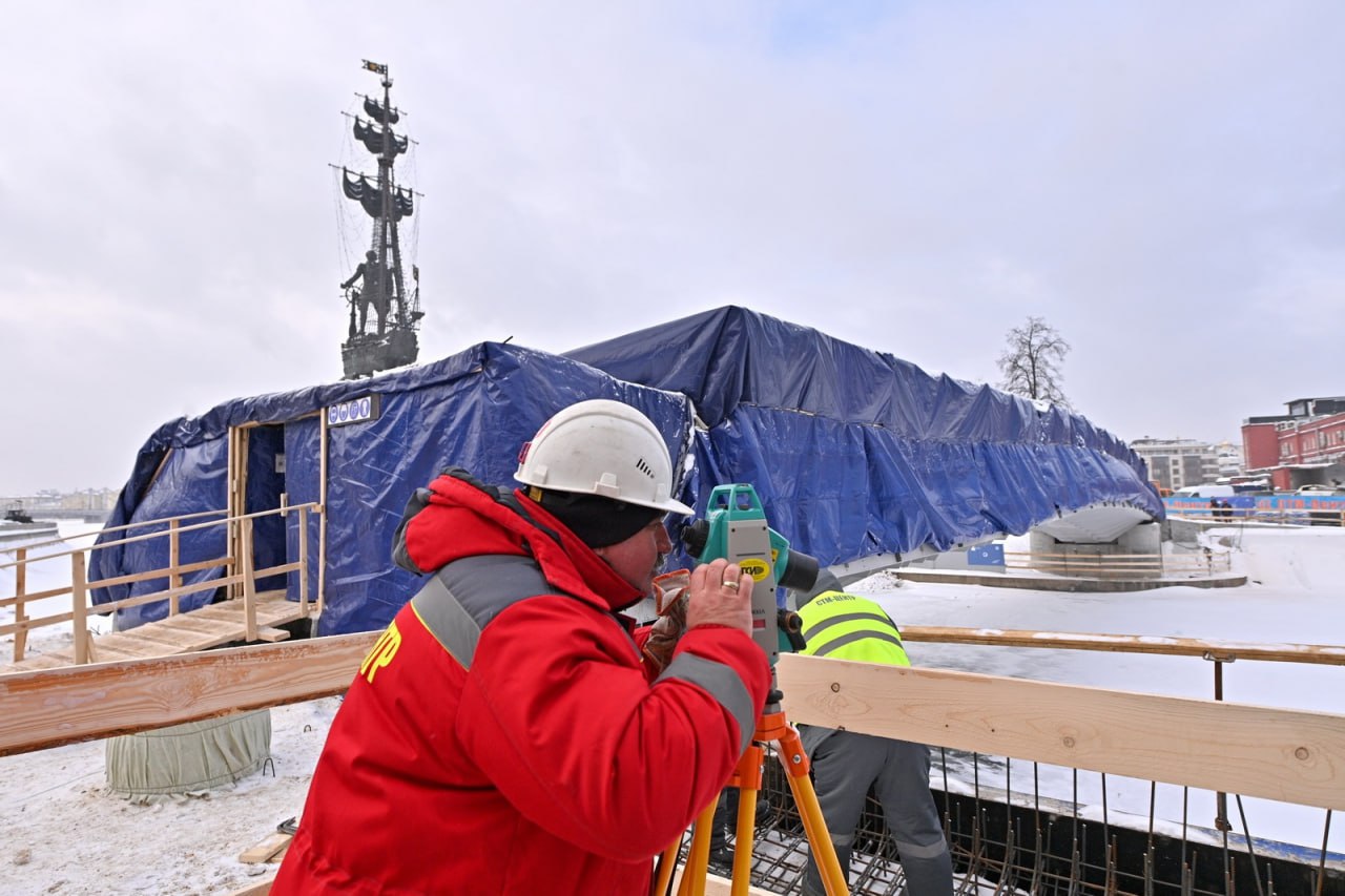 Показываем, как строят пешеходный мост через Водоотводный канал Москвы-реки. Сооружение свяжет остров Балчуг с Крымской и Яки...