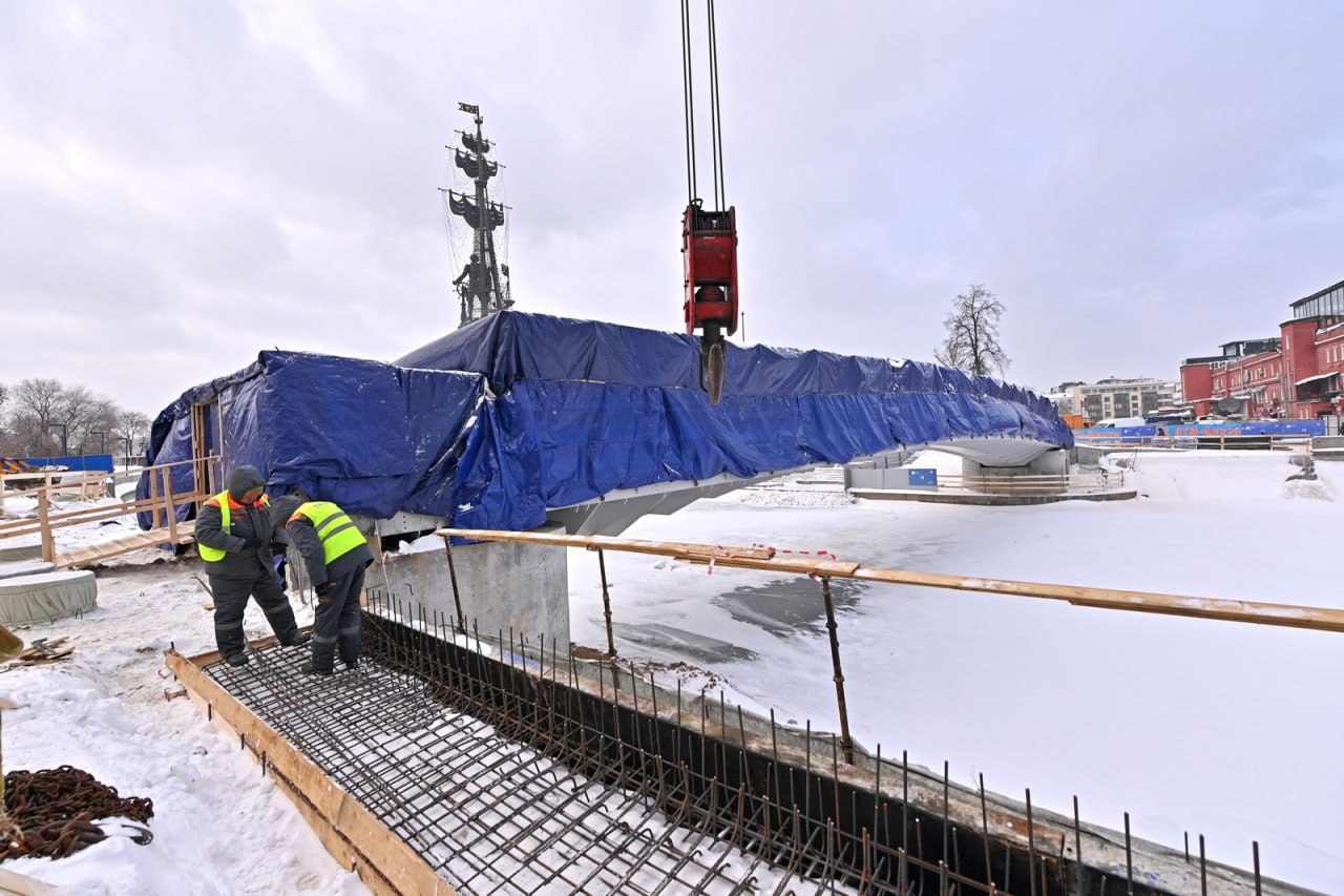 Показываем, как строят пешеходный мост через Водоотводный канал Москвы-реки. Сооружение свяжет остров Балчуг с Крымской и Яки...