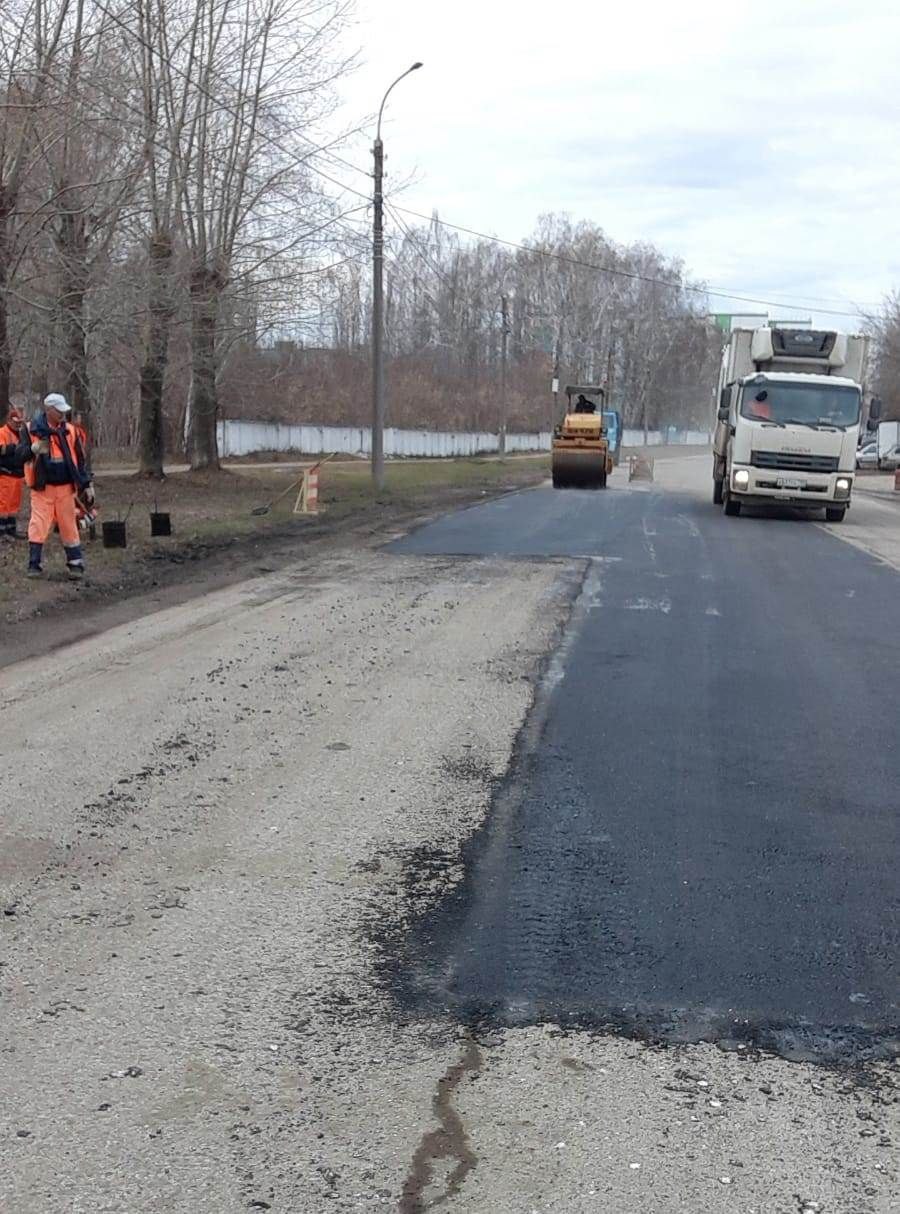 Приступаем к полноценному ямочному ремонту – горячим асфальтом. В Уфе и Стерлитамаке уже запустили асфальтобетонные заводы. Д...