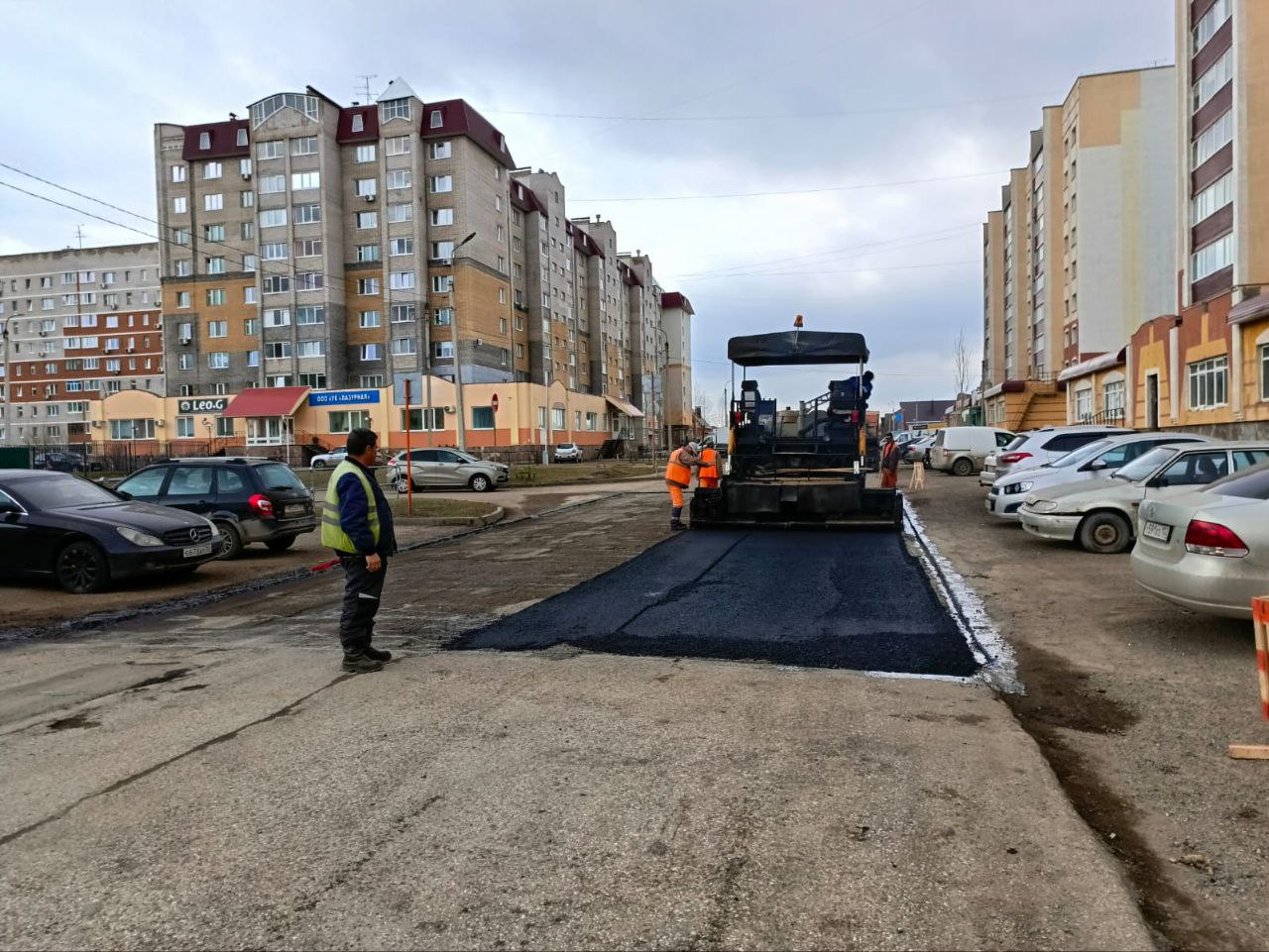 Приступаем к полноценному ямочному ремонту – горячим асфальтом. В Уфе и Стерлитамаке уже запустили асфальтобетонные заводы. Д...