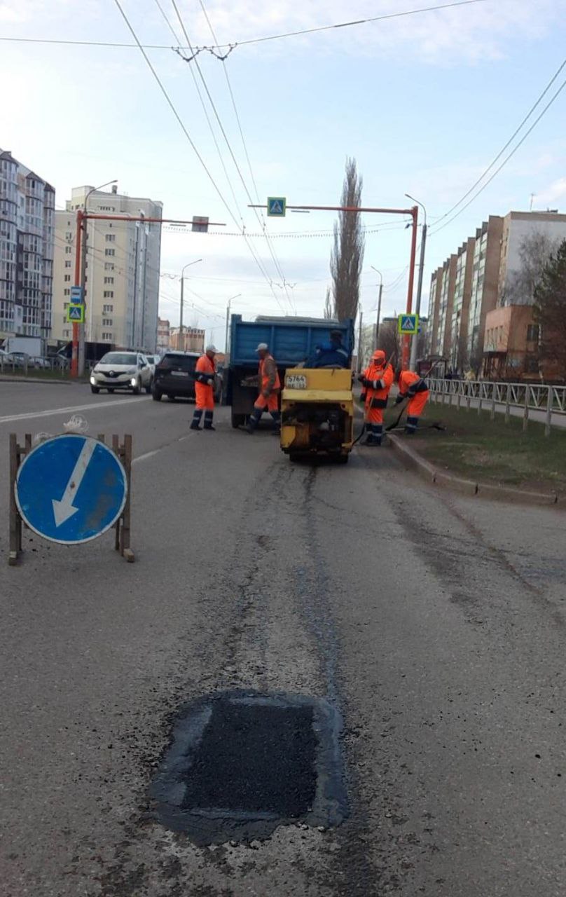 Приступаем к полноценному ямочному ремонту – горячим асфальтом. В Уфе и Стерлитамаке уже запустили асфальтобетонные заводы. Д...