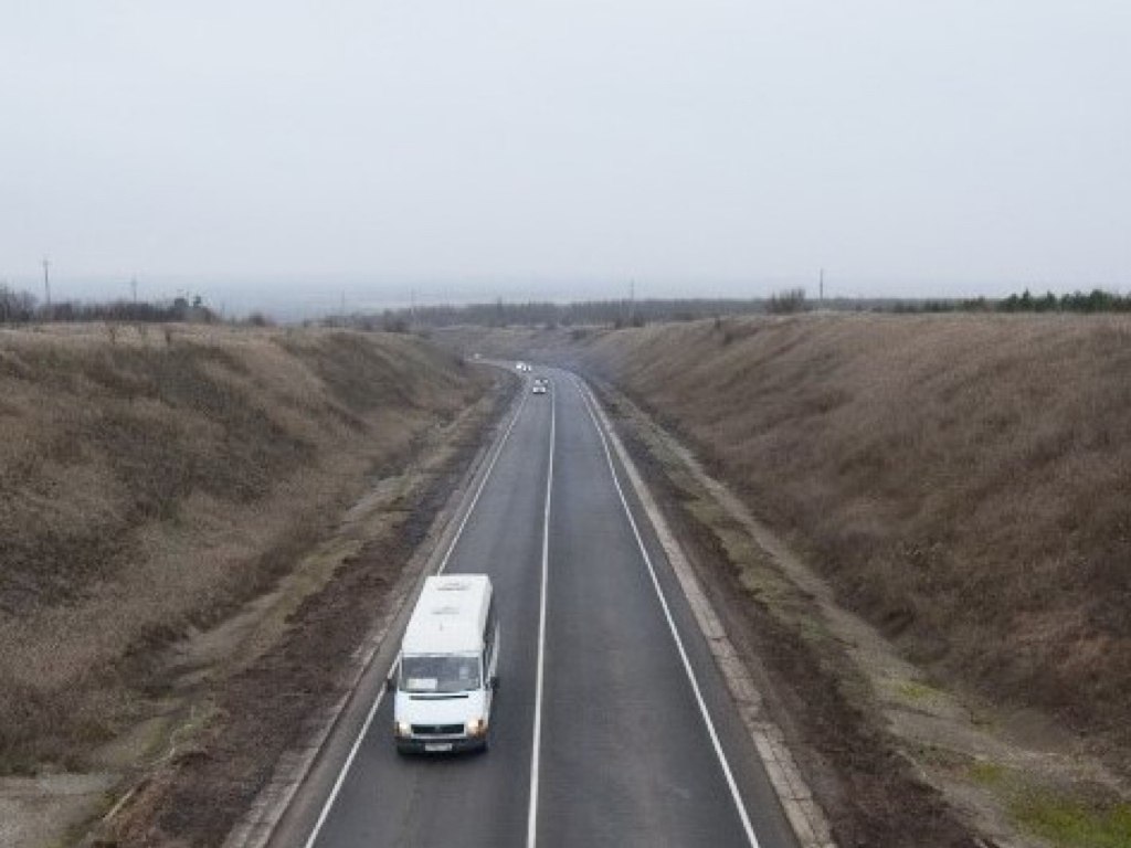 Силами Госкомпании «Автодор» и подрядчиков из разных регионов России работы по восстановлению дорожной инфраструктуры Луганск...