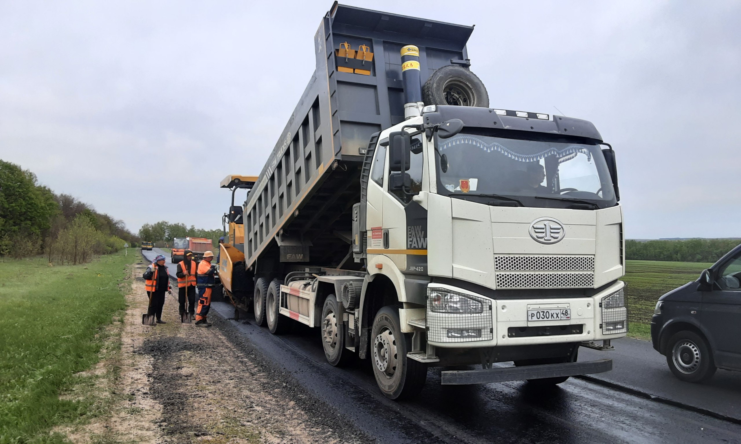 На автодороге Елец-Талица-Красное укладывают 2й, верхний слой нового асфальта. На региональной сети стартовал большой ремонт...