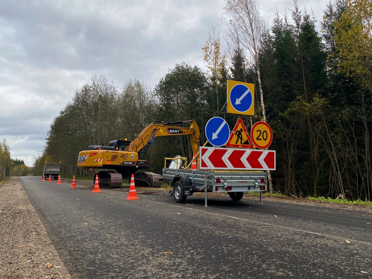 В Новгородском районе ведутся работы по очистке полосы отвода региональных дорогСейчас специальная техника работает на дорога...