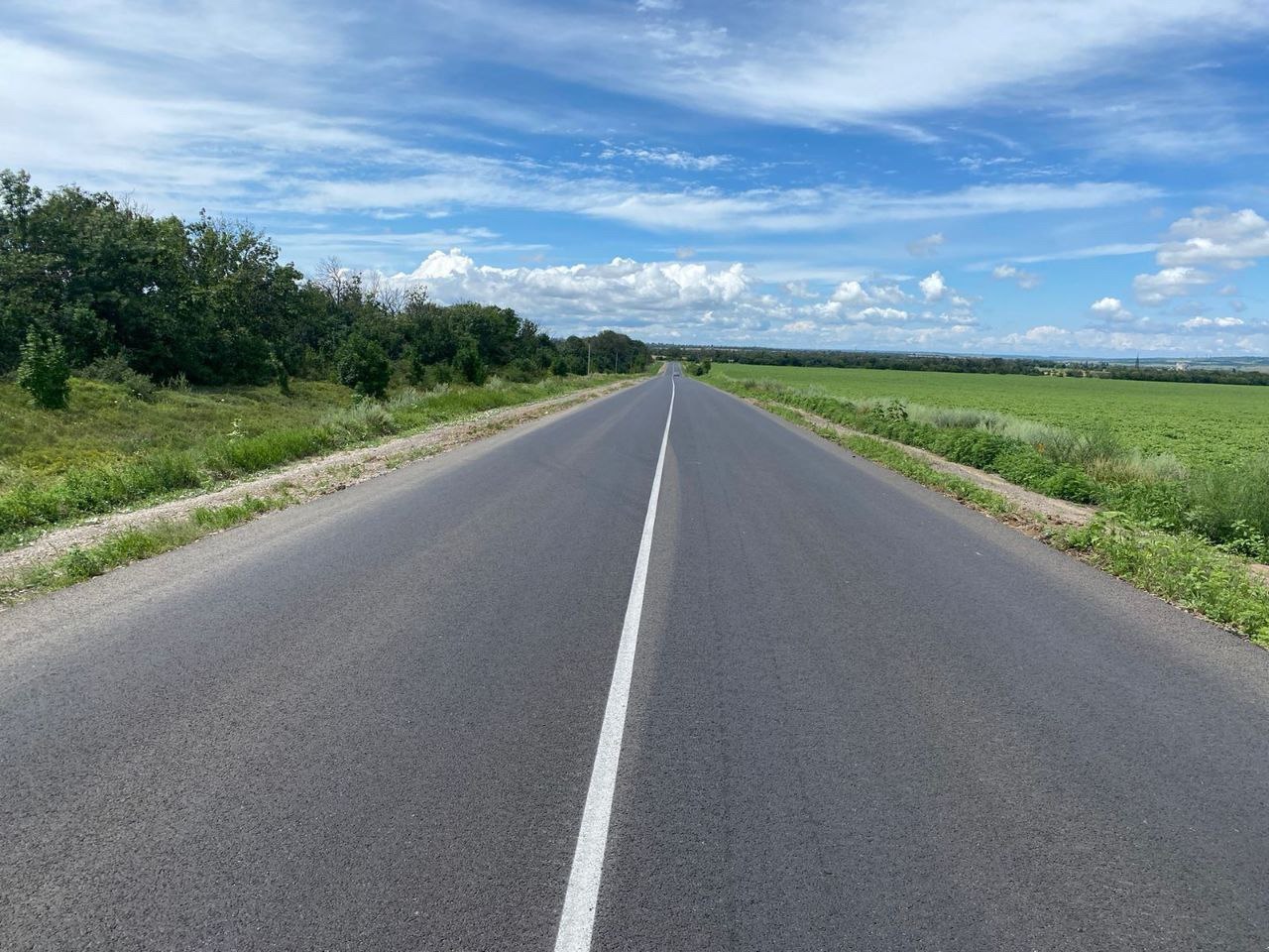 В конце лета жители ЛНР смогут проехать по дороге из Золотого в Луганск по новому асфальтуДорожники уже заменили асфальтобето...