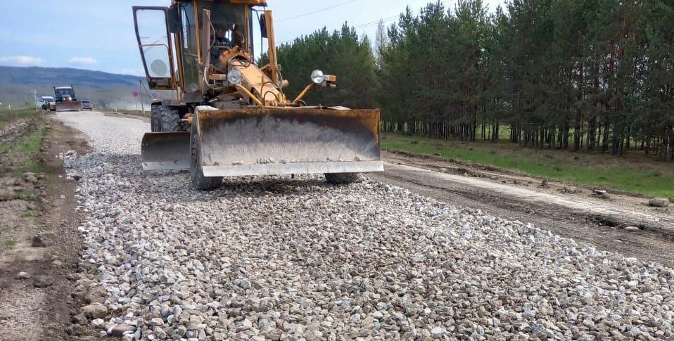 В Салаватском районе продолжаются работы по устранению аварийных участков дороги Мещегарово - Турнали - Мурсалимкино. На объе...