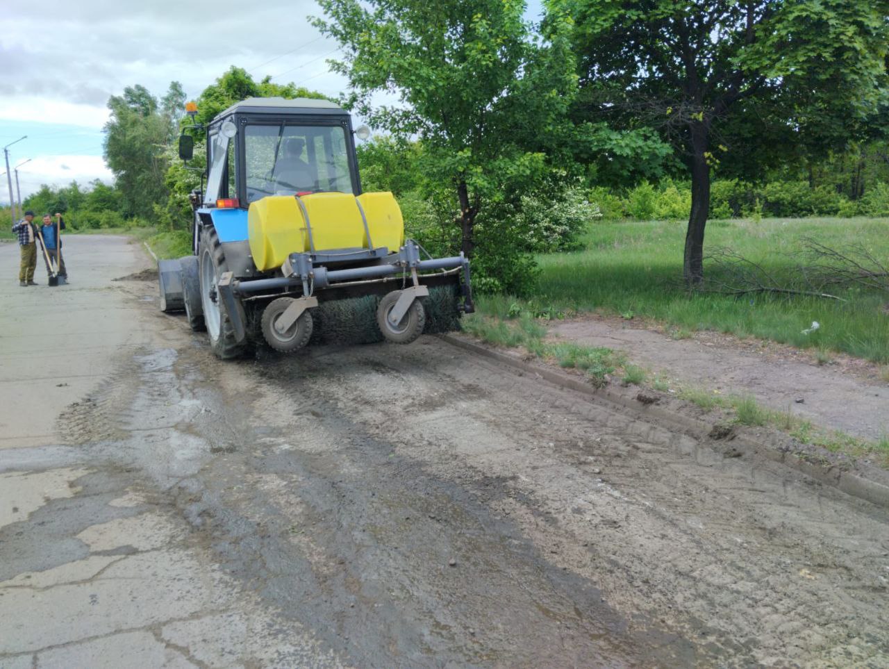 Дорожники Башкортостана приступили к ремонту дорог в Красном Луче Луганской Народной Республики (ЛНР).Подрядчики выполняют по...