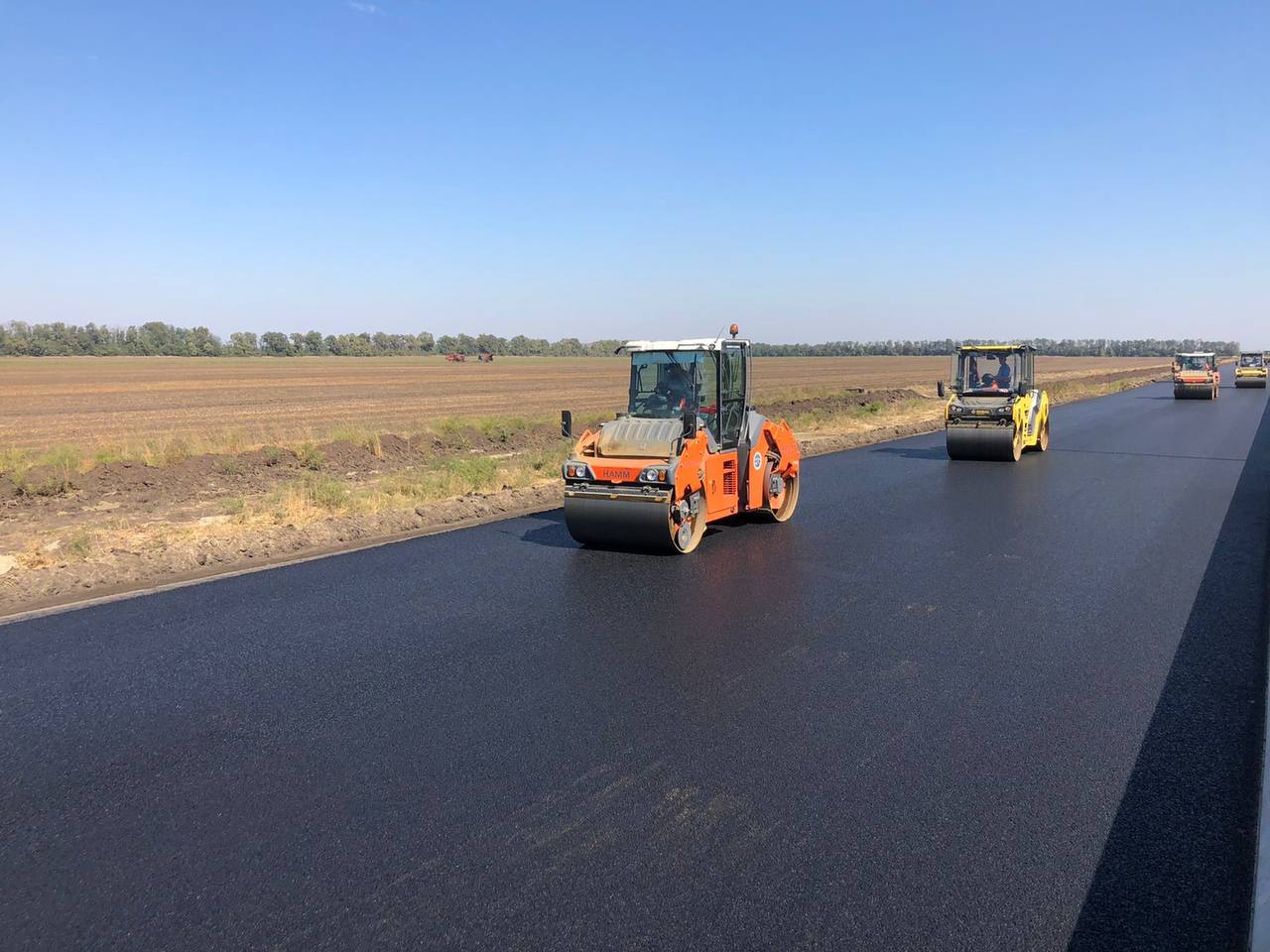 Производится устройство верхнего слоя покрытия дорожной одежды из щебеночно-мастичного асфальтобетона (ЩМА) в рамках строител...