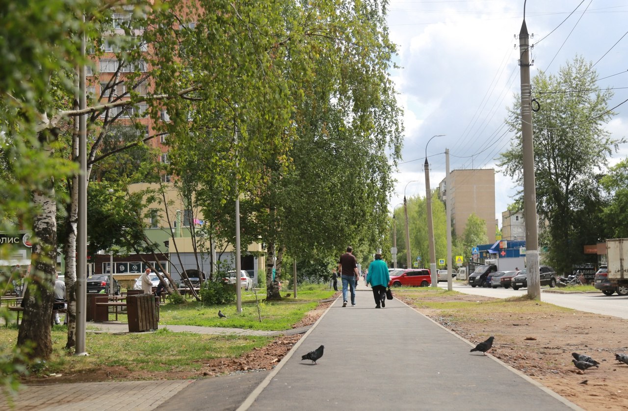 В Устиновском районе построили еще три тротуара по программе #ПешеходныйИжевск. ?вдоль Татьяниного сквера по ул. Т. Барамзино...