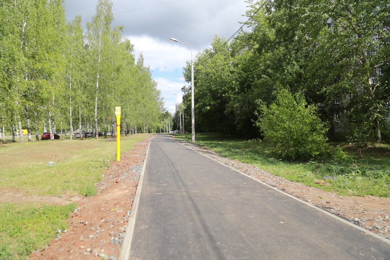 В Устиновском районе построили еще три тротуара по программе #ПешеходныйИжевск. ?вдоль Татьяниного сквера по ул. Т. Барамзино...