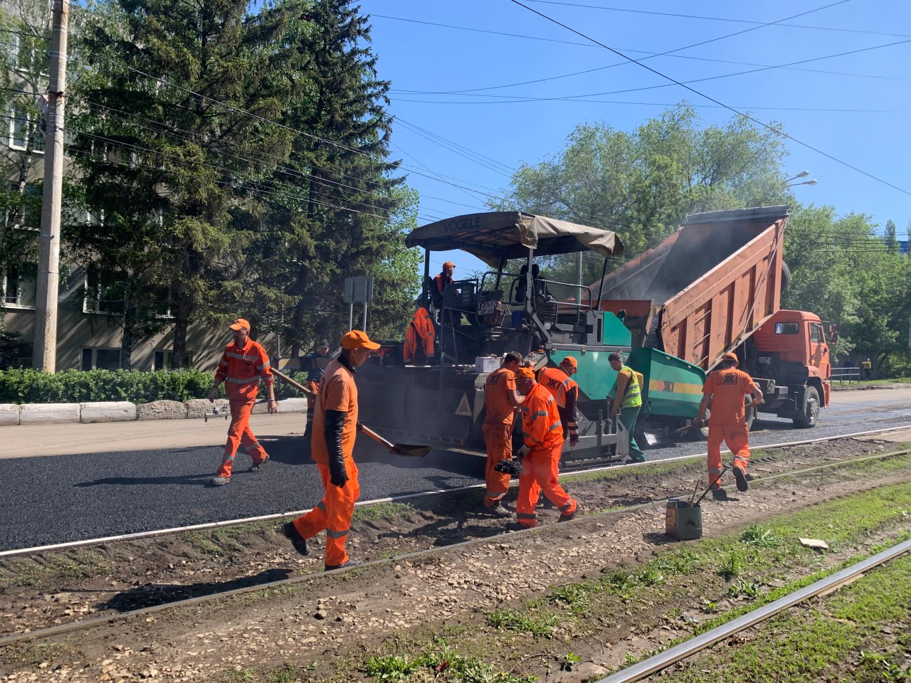 ?По дорожному нацпроекту на улице Врубеля уложили новое высокопрочное покрытие проезжей части, а на Четвертом проезде укладку...