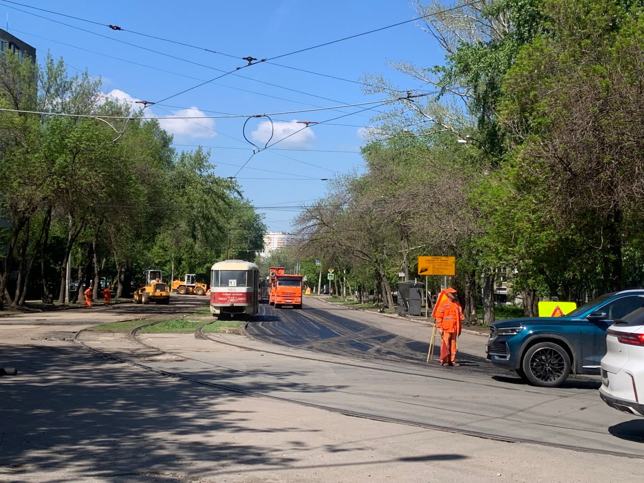 ?По дорожному нацпроекту на улице Врубеля уложили новое высокопрочное покрытие проезжей части, а на Четвертом проезде укладку...