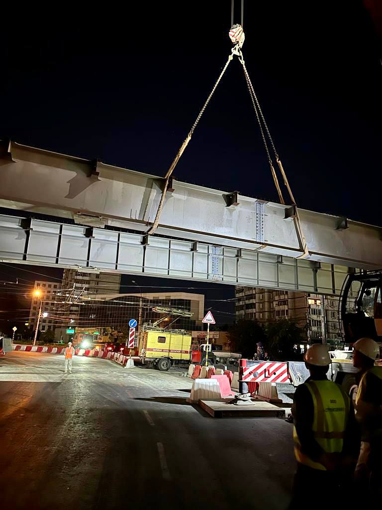 В выходные дни Группа «ВИС» досрочно завершила монтаж балок пролётного строения транспортной развязки на площади Труда в Ново...