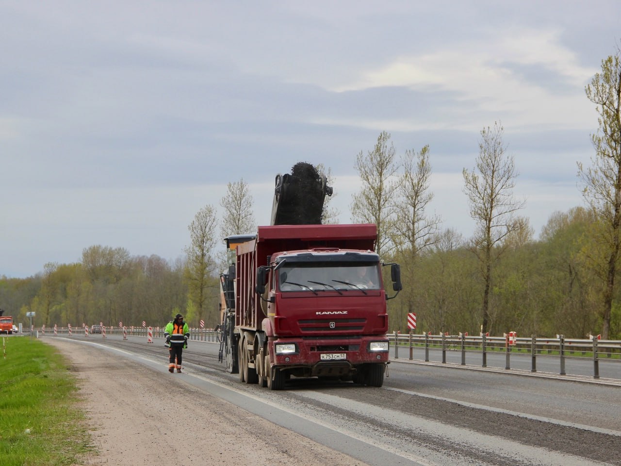 На подъезде к Великому Новгороду обновят дорожное покрытиеДорожная техника работает на участке федеральной трассы М-10 «Росси...