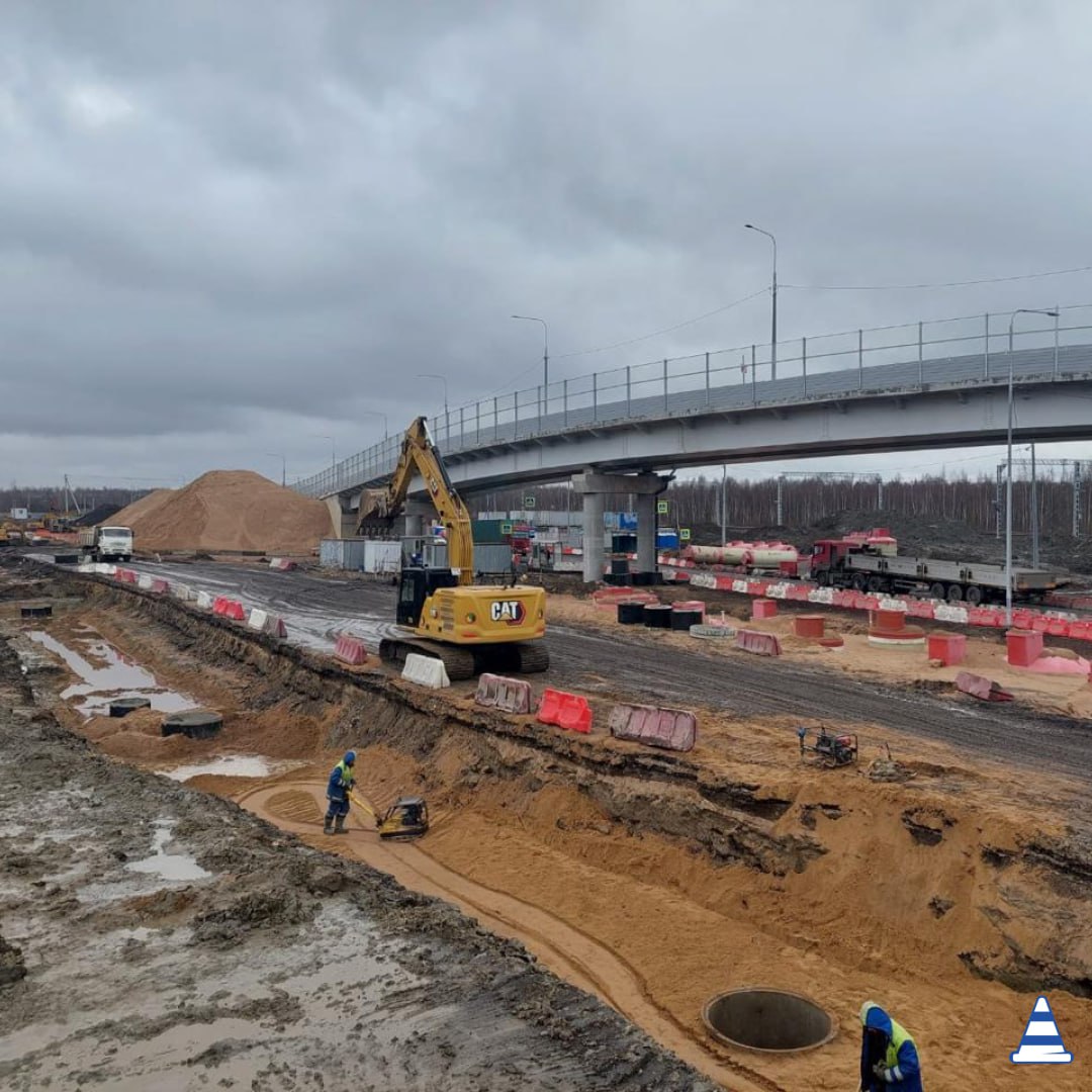 На Петрозаводском шоссе надвинули 45 метров металлоконструкций пролетного строения над жд путямиВ марте на путепроводе Петроз...