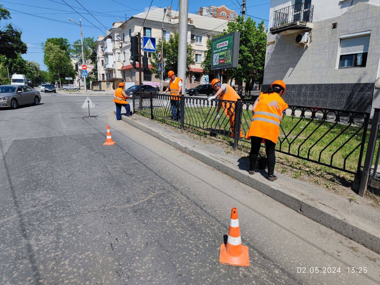 Продолжаем выполнение работ по покраске транспортных и пешеходных ограждений, стоек дорожных знаков, стоек светофорных объект...